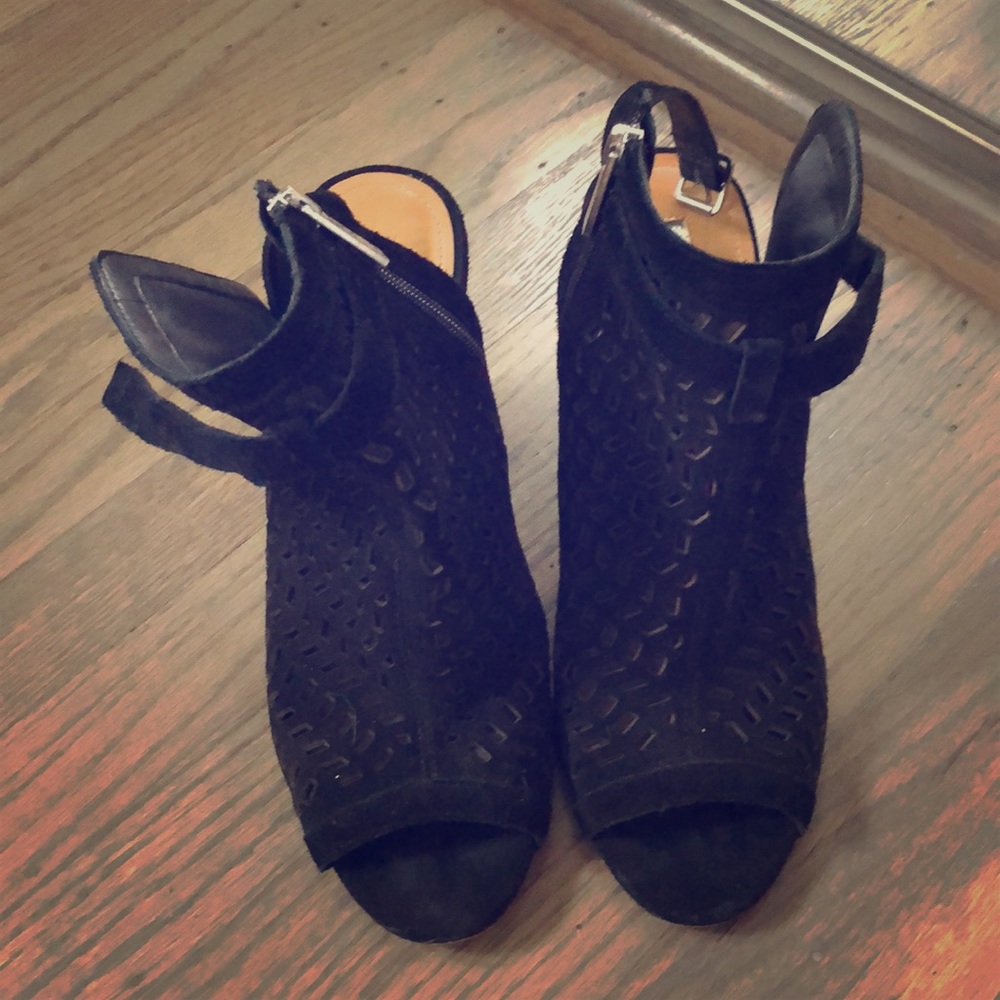 BCBG black sling back wedges